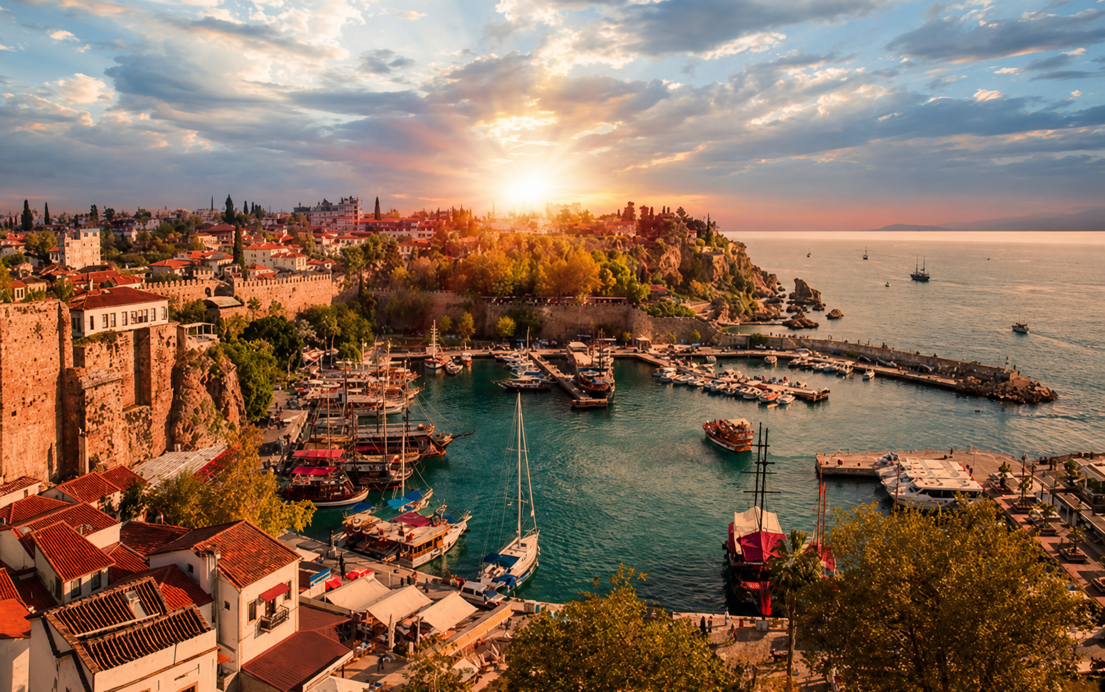 Costa y puerto deportivo de Antalya